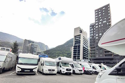 Aparcament amb autocaravanes