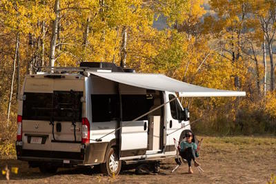 Camper a una arbreda durant la tardor